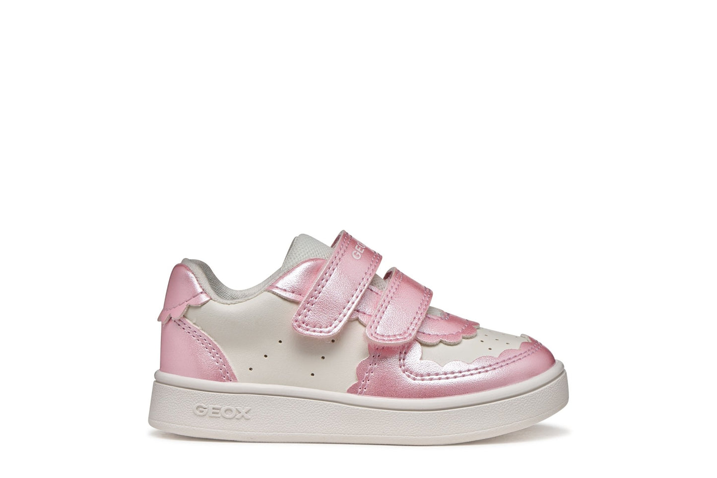White and dark‑pink Geox Eclyper baby sneakers with tennis‑inspired design, breathable leather‑effect upper, pearl‑finish details, and double strap fastening.
